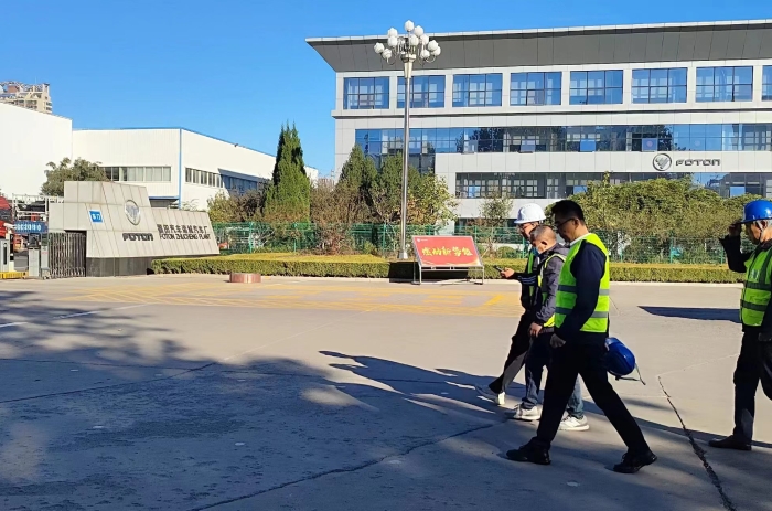 工程師團隊出現場