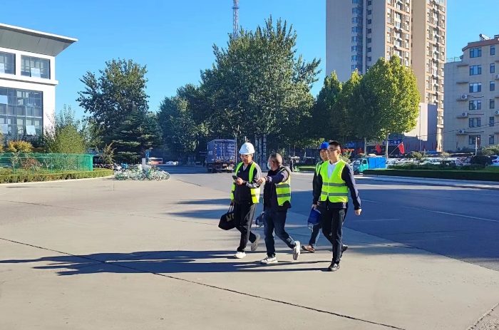 工程師團隊出現場