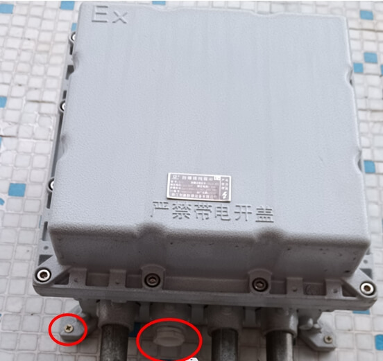 防爆接電箱未接地，且預留引入口未用金屬堵件封堵